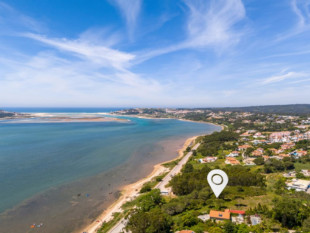 Terreno em 1ª linha lagoa com vistas incríveis de 180º sobre a Lagoa de Óbidos e o oceano, Property for sale in BL1165