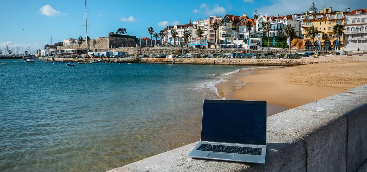 Overview of a Lisbon beach on a sunny day, the perfect backdrop for a day of remote work.