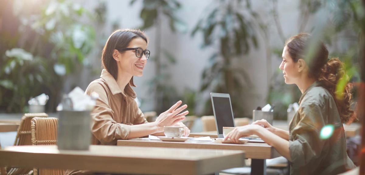 Two young entrepreneurs communicating in English in Lisbon despite having different native languages.